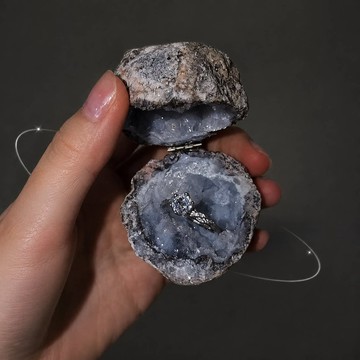 新上架👉水晶摩洛哥晶洞戒指盒 翻蓋求婚莫桑石海藍ins表白驚喜水晶首飾盒交換禮物 送朋友禮物