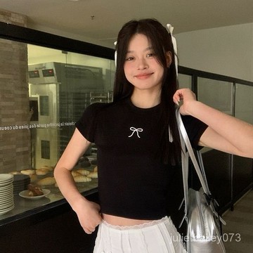 ♡ 𝑪𝒉𝒊𝒄 𝒖 ♡純棉刺繡正肩短袖夏季設計感蝴蝶繡花露臍高腰辣妹修身短款T恤女