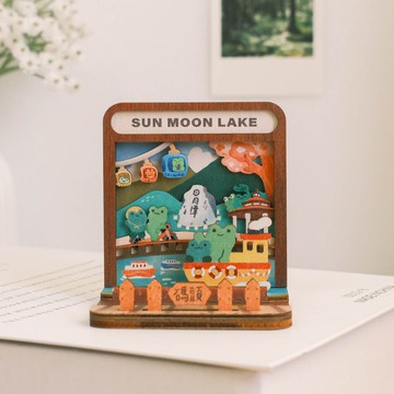 【藏風景手機架-日月潭踏青】台灣紀念品 / 名片座 / 辦公小物