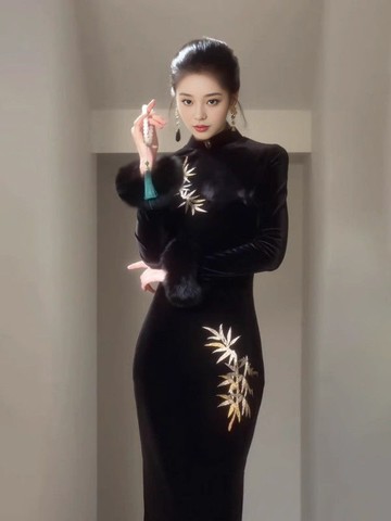 黑色旗袍2024年冬季新中式新款復古高級感刺繡連衣裙女國風長裙子-創美