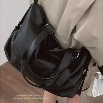 【白鳥麗子】水桶包 百搭皮革圖騰寬背帶手提/斜背包 店長推薦