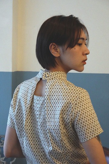 立領剪褶衫 // 白圖騰