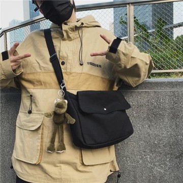 男士斜挎包潮牌ins小挎包女背包日系郵差帆布單肩包休閑學生包包