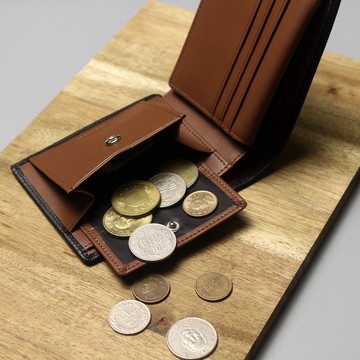 Sveinn 雙折零錢袋真皮短夾 | 黑配棕 | 手寫刻字可