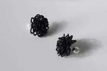 黒色大理花耳環