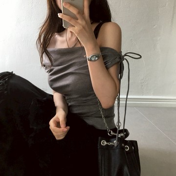 【太妮絲CS20】 現貨 韓系 一字領綁帶短袖上衣 韓系小性感 星光遞語 斜肩上衣 綁帶上衣 不對稱斜肩上衣 綁帶抓皺