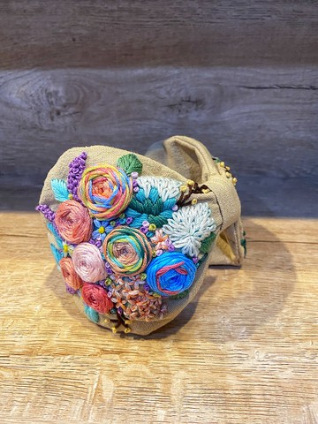 花繡髮帶，一整件手工作品。