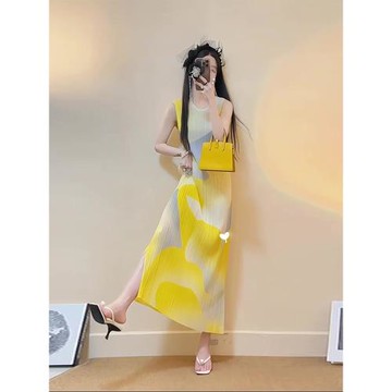 三宅沙灘裙2026新款高端海邊度假風別致長款絕美無袖黃色連衣裙女