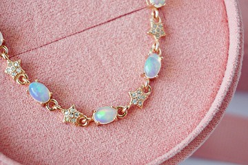 真正的蛋白石手鍊，由 925銀製成，鍍有粉紅色光芒