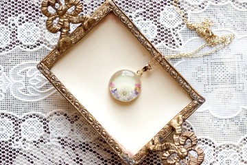 樹脂藝術 圓形墜飾・花束・淺黃色