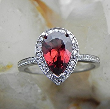 14K 白金戒指，鑲嵌 AAA 級天然燒紅石榴石，梨形，未經處理，重 1.50 克拉。