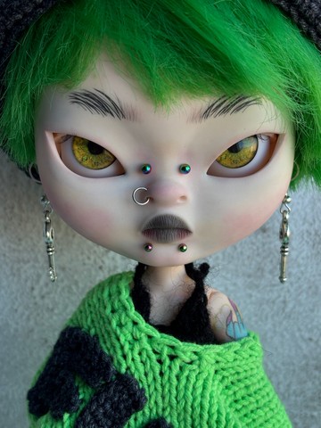 Blythe 亞洲訂製娃娃，帶紋身，臉部穿孔，綠色頭髮 OOAK 娃娃