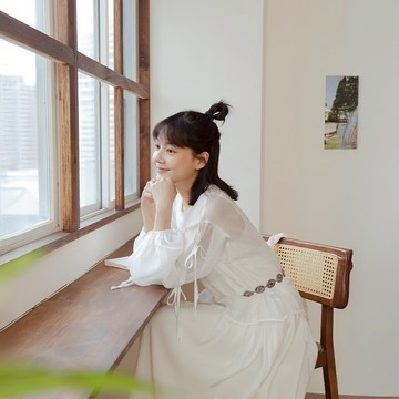 QUEENSHOP_ S 女裝 長袖 微光澤袖綁帶造型透膚上衣 兩色售 現+預 【01098939】