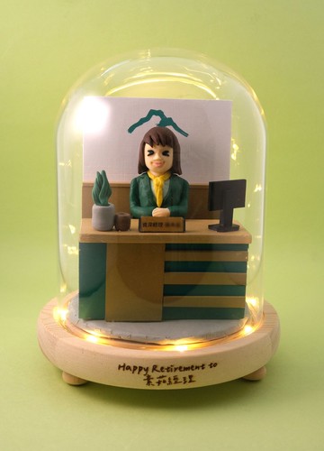 榮休記念小禮品,內有LED燈效,可客製名字.提供相片客製人物造型