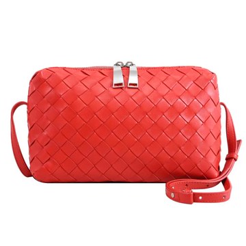 BOTTEGA VENETA 597329 經典編織羊皮雙拉鍊斜背包.亮紅
