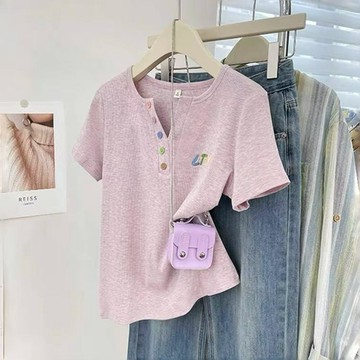 臺灣出貨胖mm刺繡V領冰絲面料短袖T恤女夏大碼2-300斤微鬆巨顯瘦上衣ins潮0615