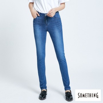 SOMETHING 女裝 蜜桃提臀窄直牛仔褲-中古藍