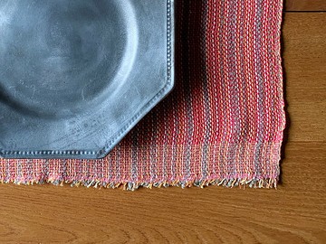 手工編織餐墊，粉色和橙色混合