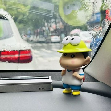 手辦✨ 手辦擺件 蠟筆小新手辦青蛙小新擺件玩偶可愛治愈桌面車載卡通公仔生日禮物