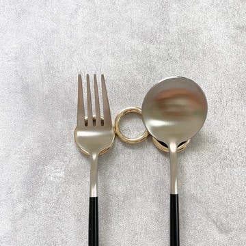 環形黃銅餐具架