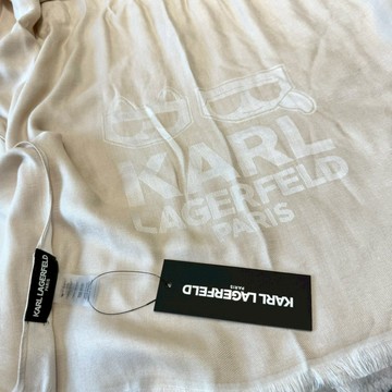 【卡爾｜全新】現貨 KARL LAGERFELD 圍巾 Q版小貓 Q版人像 奶茶色｜Little Bee 小蜜蜂精品