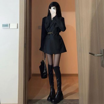 氣場強大女裝赫本小黑裙早春季穿搭高級感收腰氣質法式西裝連衣裙