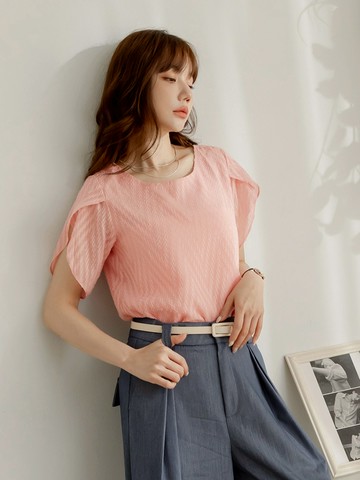 純色滿版立體織紋花苞層次短袖上衣