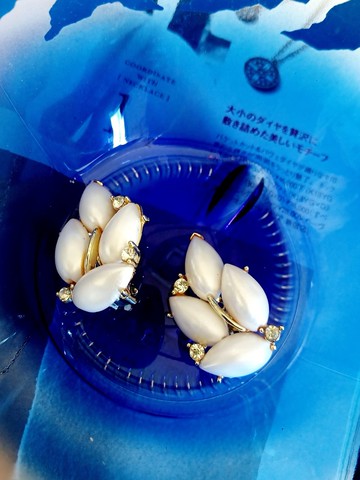 vintage jewelry  LISNER 米白巴洛克仿珠枝葉 夾式耳環