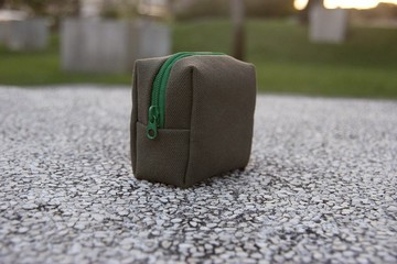 小方形雙面萬用包可放置3C產品