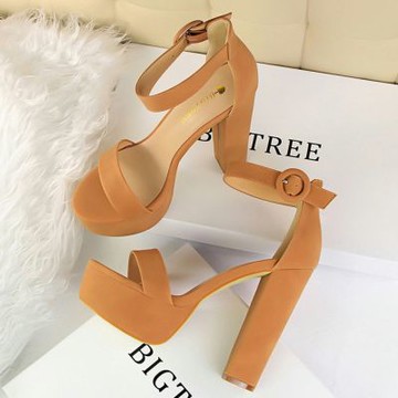 KissXXX 一字涼鞋 繫帶涼鞋 粗跟涼鞋/高防水台一字造型小圓釦繫帶粗跟高跟涼鞋 卡其