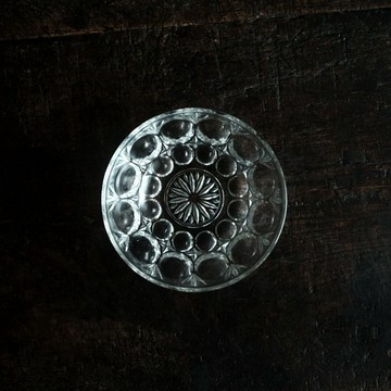 碗底花紋裝飾◆圓形與十字。壓製玻璃深盤，獻給講究細緻生活的人們。古民家 古道具 昭和後期