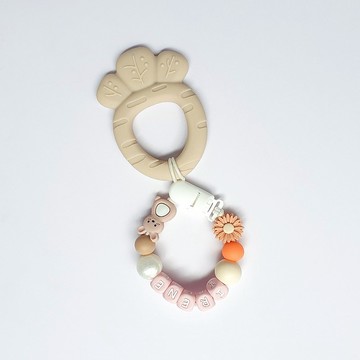 客製化 IRENE 粉色字母 雛菊 小兔子 米色紅蘿蔔固齒器 / 奶嘴鏈