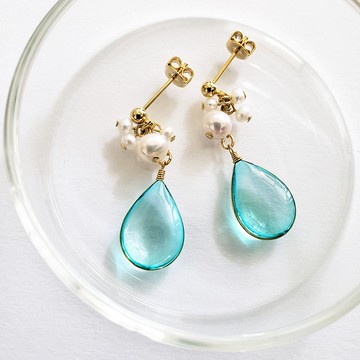 淡藍色水滴和淡水珍珠耳针或耳夾