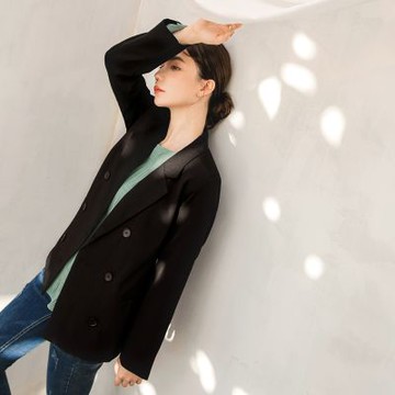 OB嚴選-俐落排釦收腰墊肩西裝外套《EA3354-》