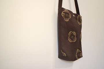 手工刺繡斜背包 / 花朵 / 咖底