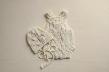 麻花編織白色嬰兒連身衣與針織帽套組