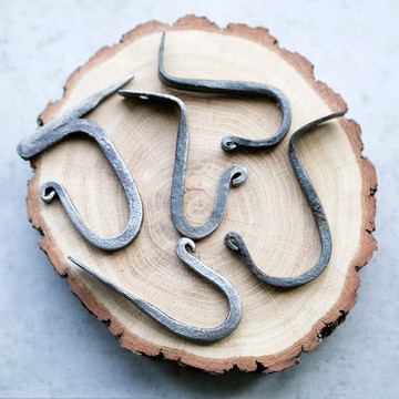 一套 5 个手工锻造的挂钩 用于悬挂各种