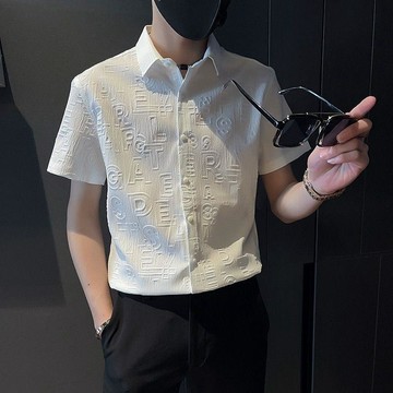 日常通勤！男短袖襯衫男夏季帥氣微彈壓花修身男裝潮流痞帥商務休閒免燙襯衣 休閑襯衫 寬鬆襯衣 開衫 短袖外套 工裝襯衫