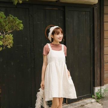 抽皺荷葉肩帶緹花短洋裝 兩色售