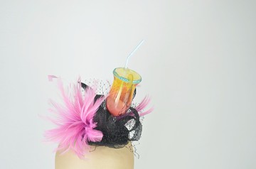 Fascinator 頭飾雞尾酒飲料，帶有稻草熱帶色彩、羽毛、面紗