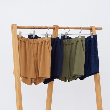 Collin 好舒服輕柔光澤口袋鬆緊短褲 四色