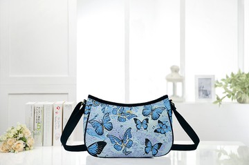 半月包  彎月斜背包 防潑水 平織緹花 紫戀蝶