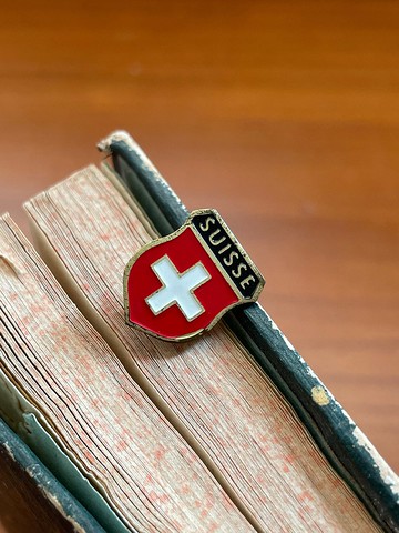 老又好古董珠寶 Vintage 金色十字徽章琺瑯別針 b583