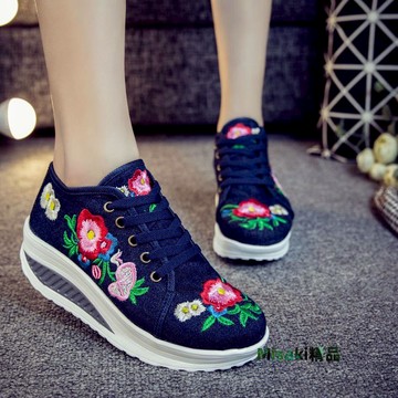 2025春新款搖搖鞋老北京繡花布鞋坡跟帆布松糕增高休閑運動女單鞋-Misaki精品