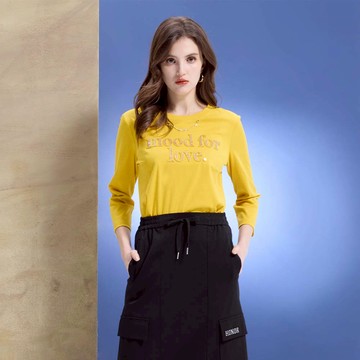 HONOR立體壓紋字母鏈飾長袖上衣-黃