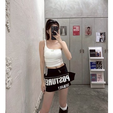 (現貨)獨家 時尚簡約 單肩扭結小logo背心 罩杯可拆 內有托胸帶 舒適親膚 顯身材 單肩背心 女生背心 夏天必備