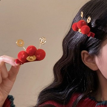 招財元寶~新年髮夾 髮飾 紅毛球 銅錢元寶 財神 紅色髮夾 新年頭飾 邊夾 兒童發飾 古風新中式頭飾