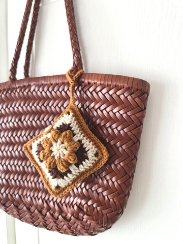 午夜的森林。編織花朵耳機包。咖啡色拼駝色