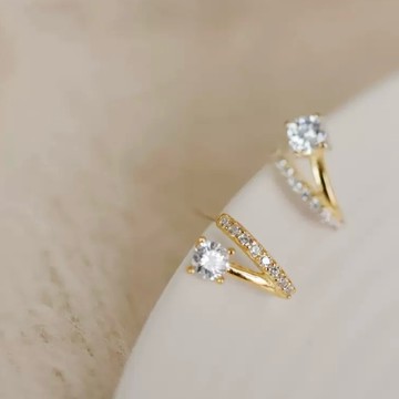 Sweet Air Y17 日韓流行耳飾 V字半圓弧閃亮鋯石設計 耳針 耳環