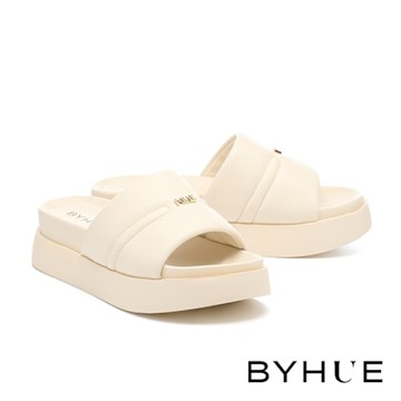 拖鞋 BYHUE 隨興時尚LOGO澎澎寬帶軟羊皮厚底拖鞋－米白